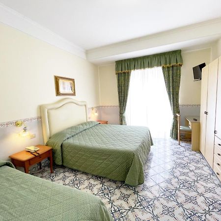 Hotel Reginella ซานตากาตา ซุย ดูเอกอลฟี ภายนอก รูปภาพ